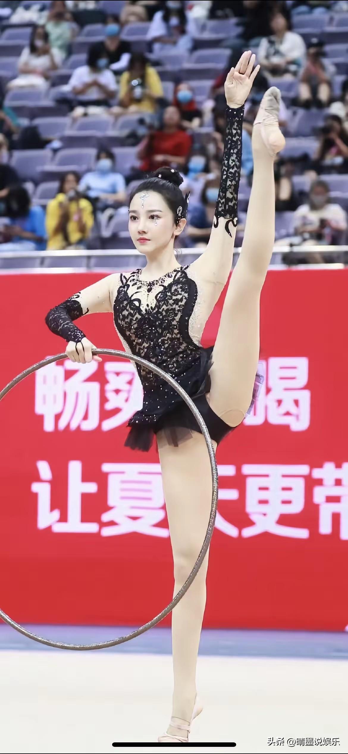 陈小纭应该是明星中的“体操皇后”吧？
练起体操的她整个人闪闪发光，
光站在那儿就