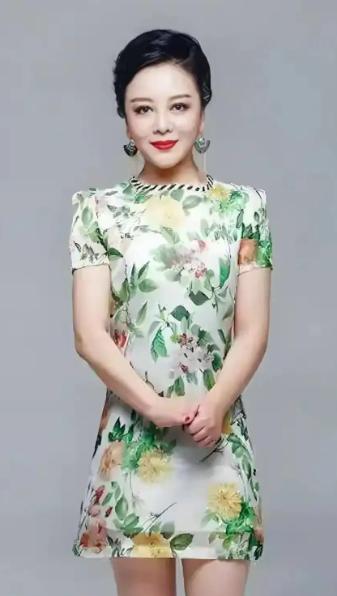 1990年年，全国通缉令贴满了各大港口和海关，一个23岁女演员的照片赫然在列。罪