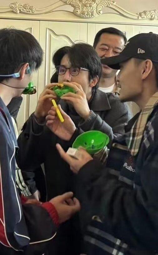 偶遇张新成参加朋友婚礼偶遇张新成参加素人好友的婚礼了张新成参加素人好友婚礼 ​​