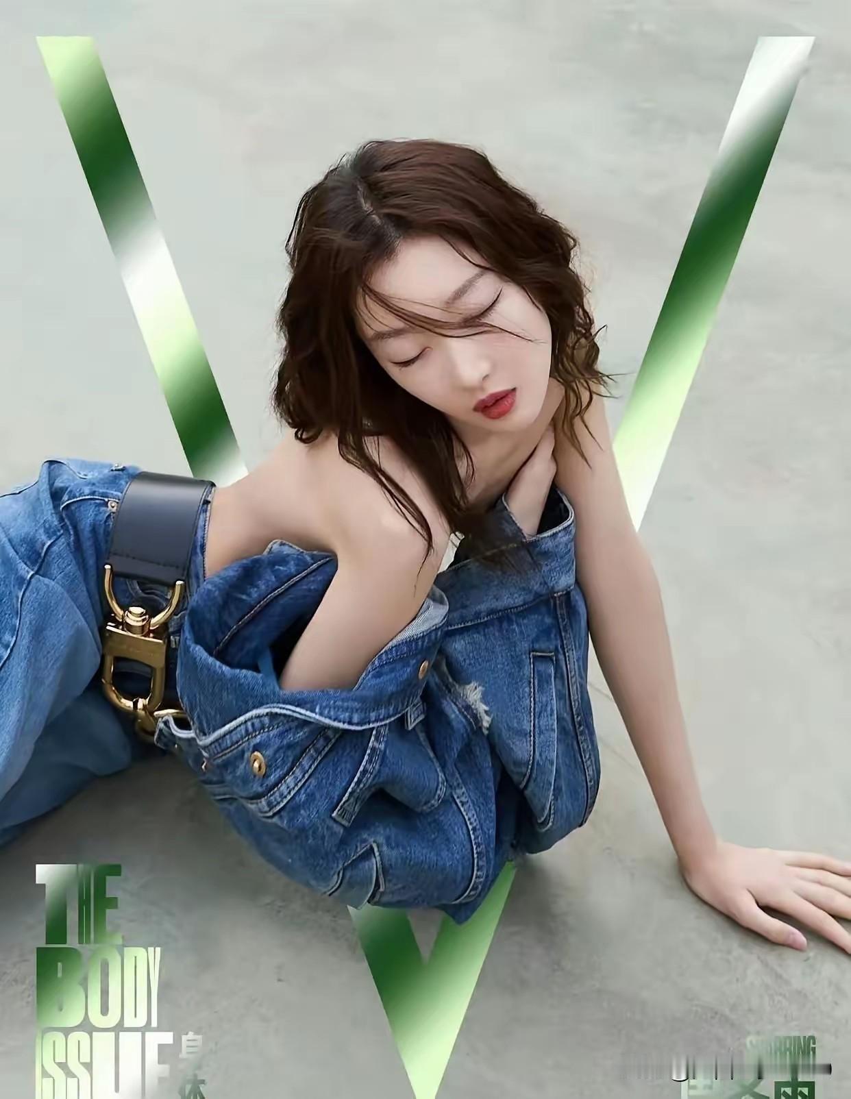 影后太吸睛了！周冬雨这身欲露还遮的穿衣打扮看起来妩媚多姿，真是太聪明了。