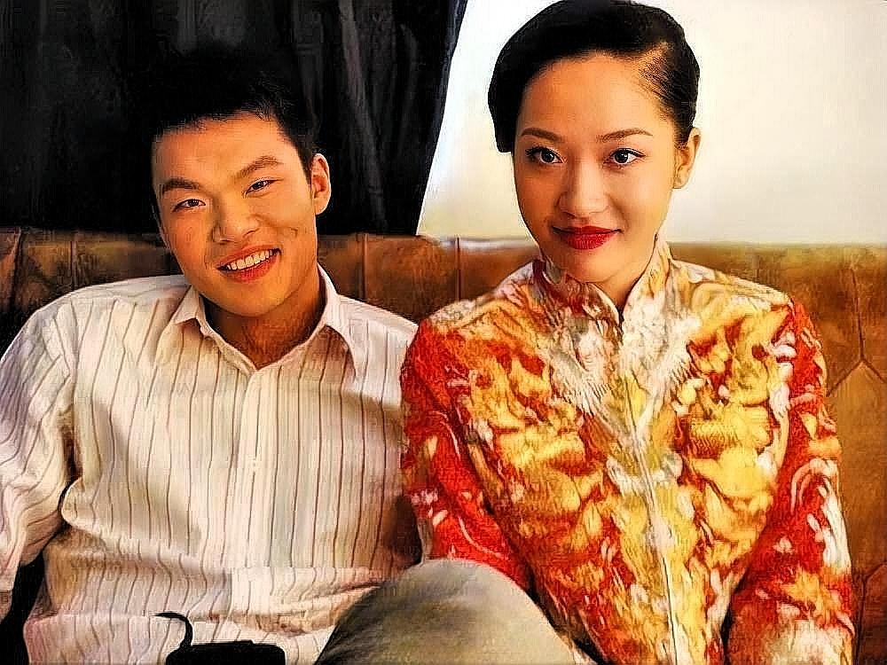 没有对比，就没有伤害！朱芳雨和前妻胡美的昔日合影。“朱八”的丑在中国篮坛可是有了