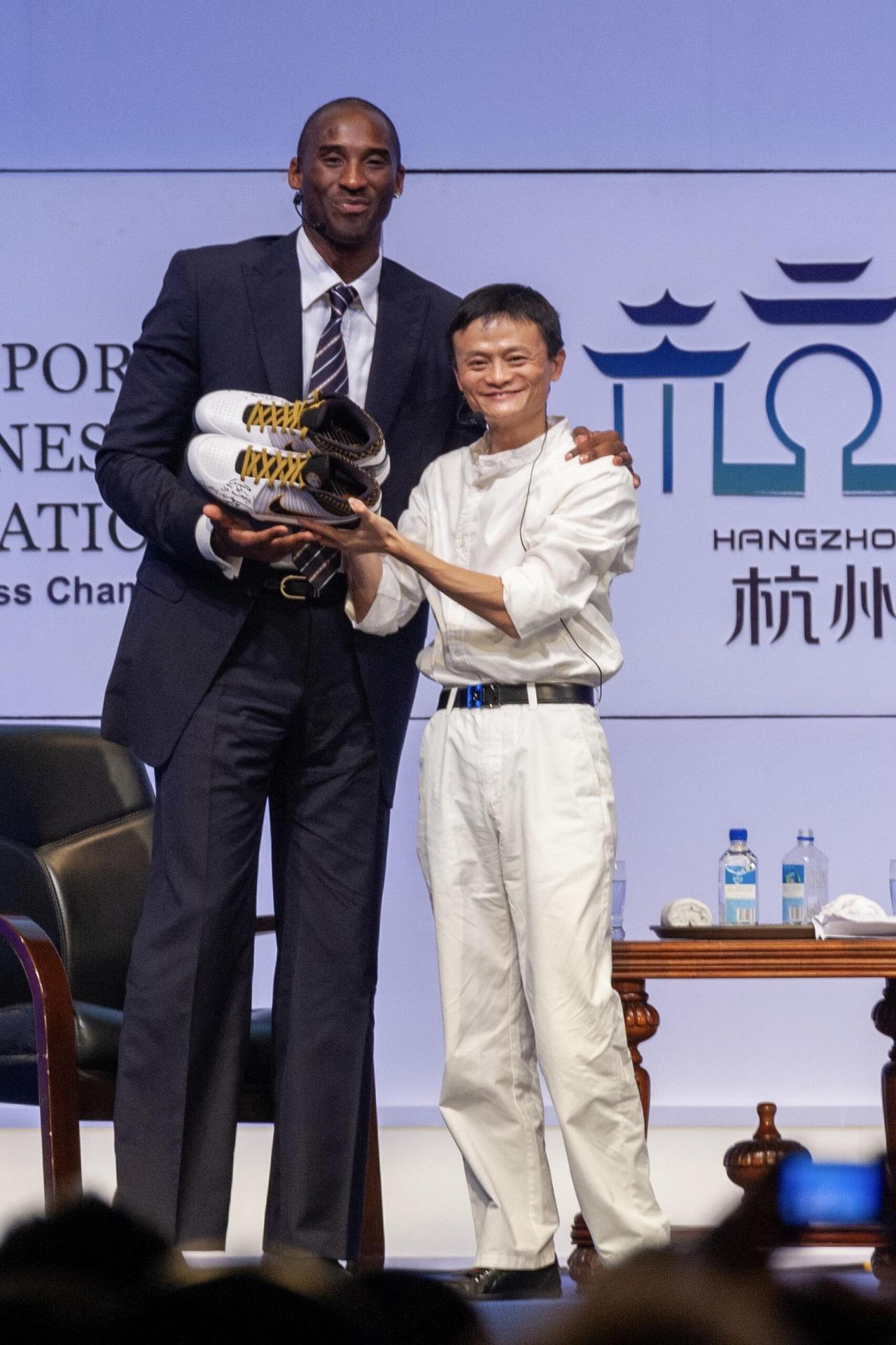 世界上最帅的两个男人！[赞][赞][赞]
马总一身素衣亲和力满满，气质超群，和科