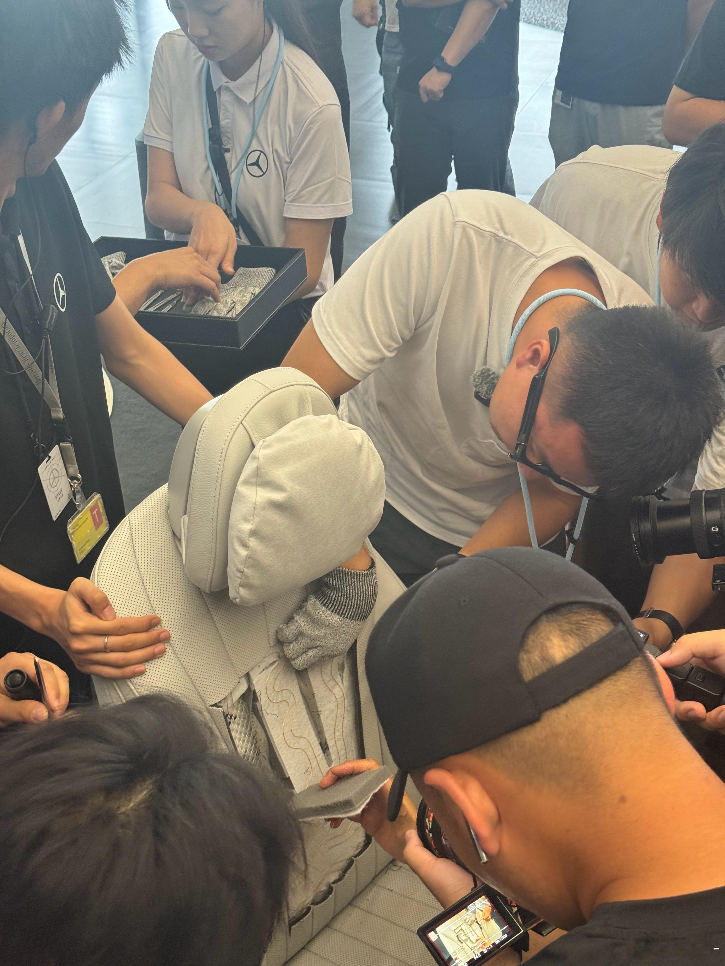 奔驰为了直观的让大家感受一下座椅的用料和结构直接给大家发刀把座椅切了这块头层牛皮