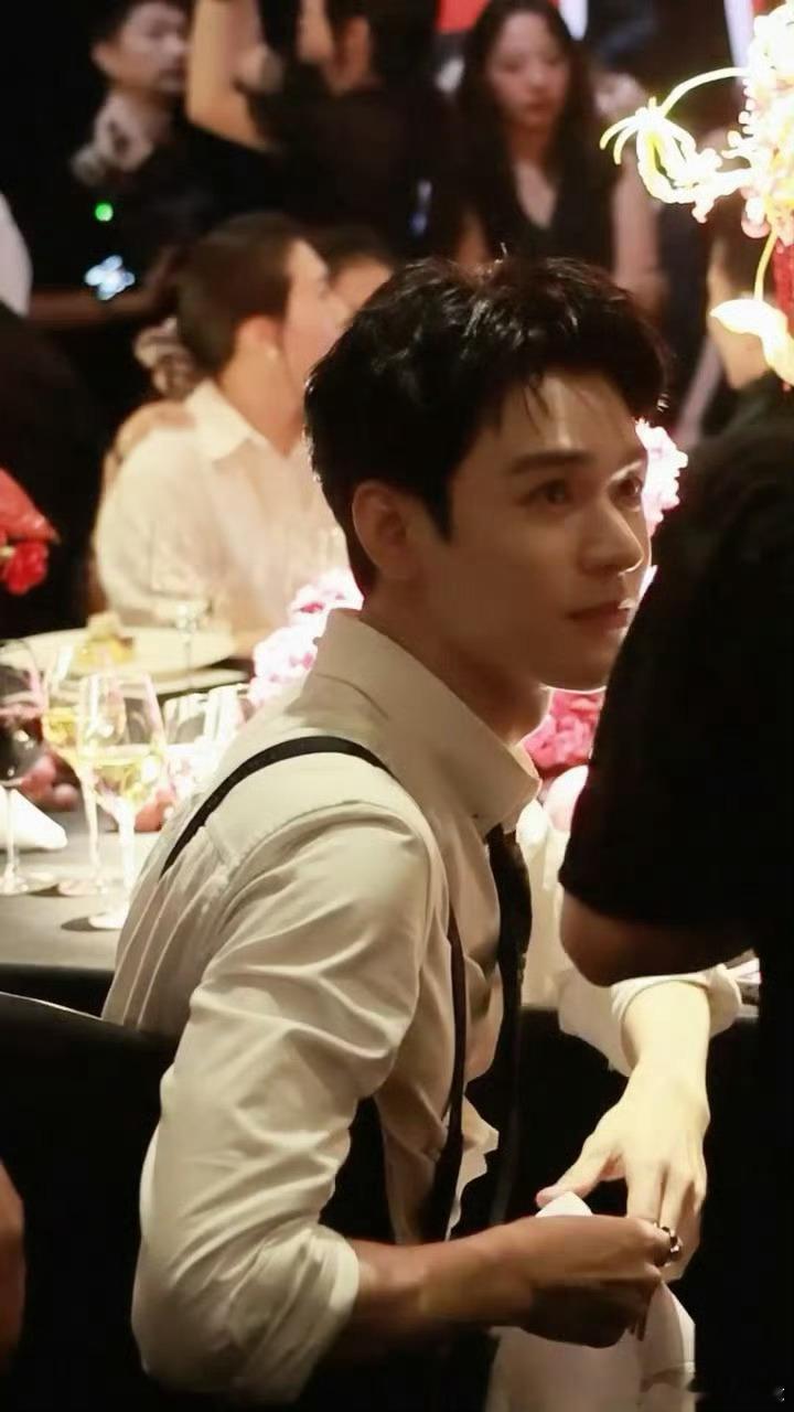 龚俊这么盯人谁受得住 龚俊他真的很小那种大家族从小宠到大的小儿子，又贵气又有涵养