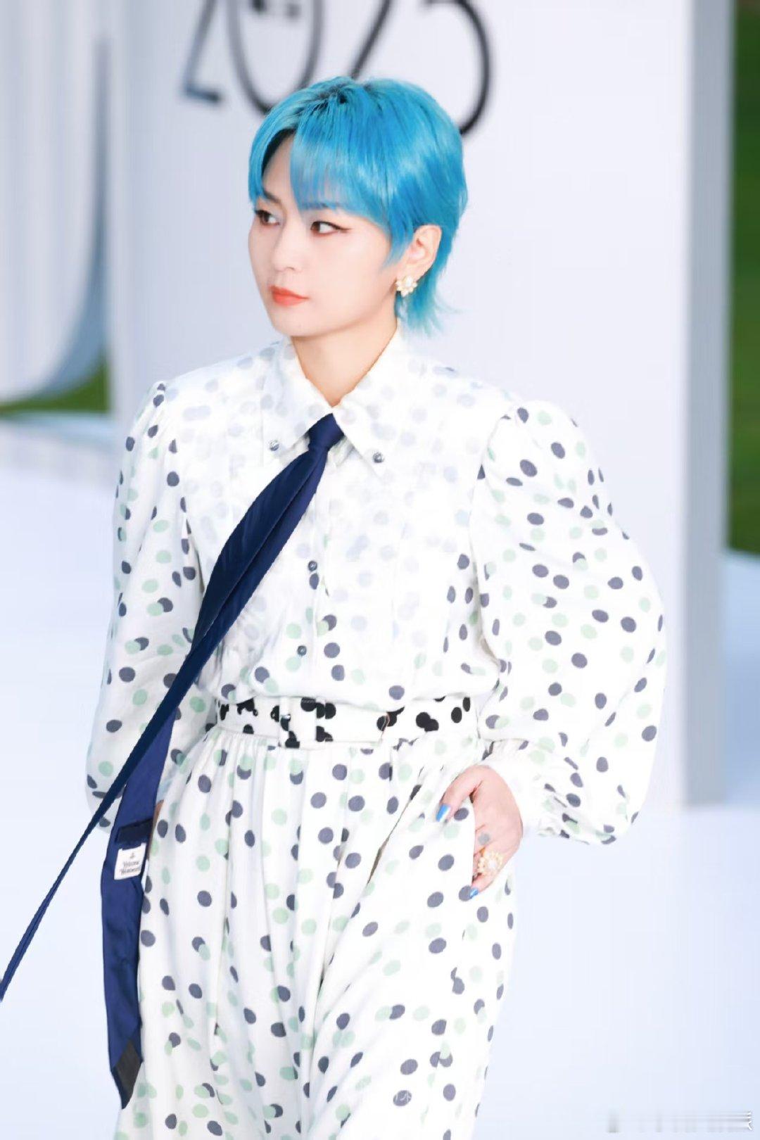 周笔畅的领带都长到脚了周笔畅这造型太有记忆点！白波点裙搭配超长深蓝领带，一直垂到