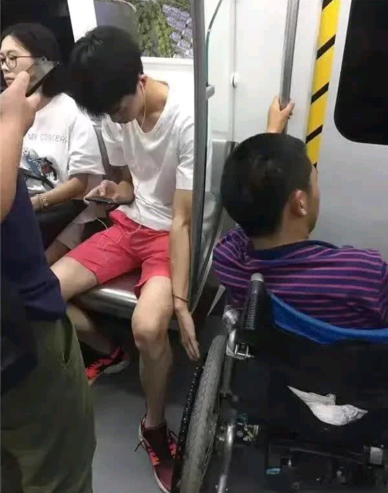 善良是刻在骨子里的，为这位小伙子点赞