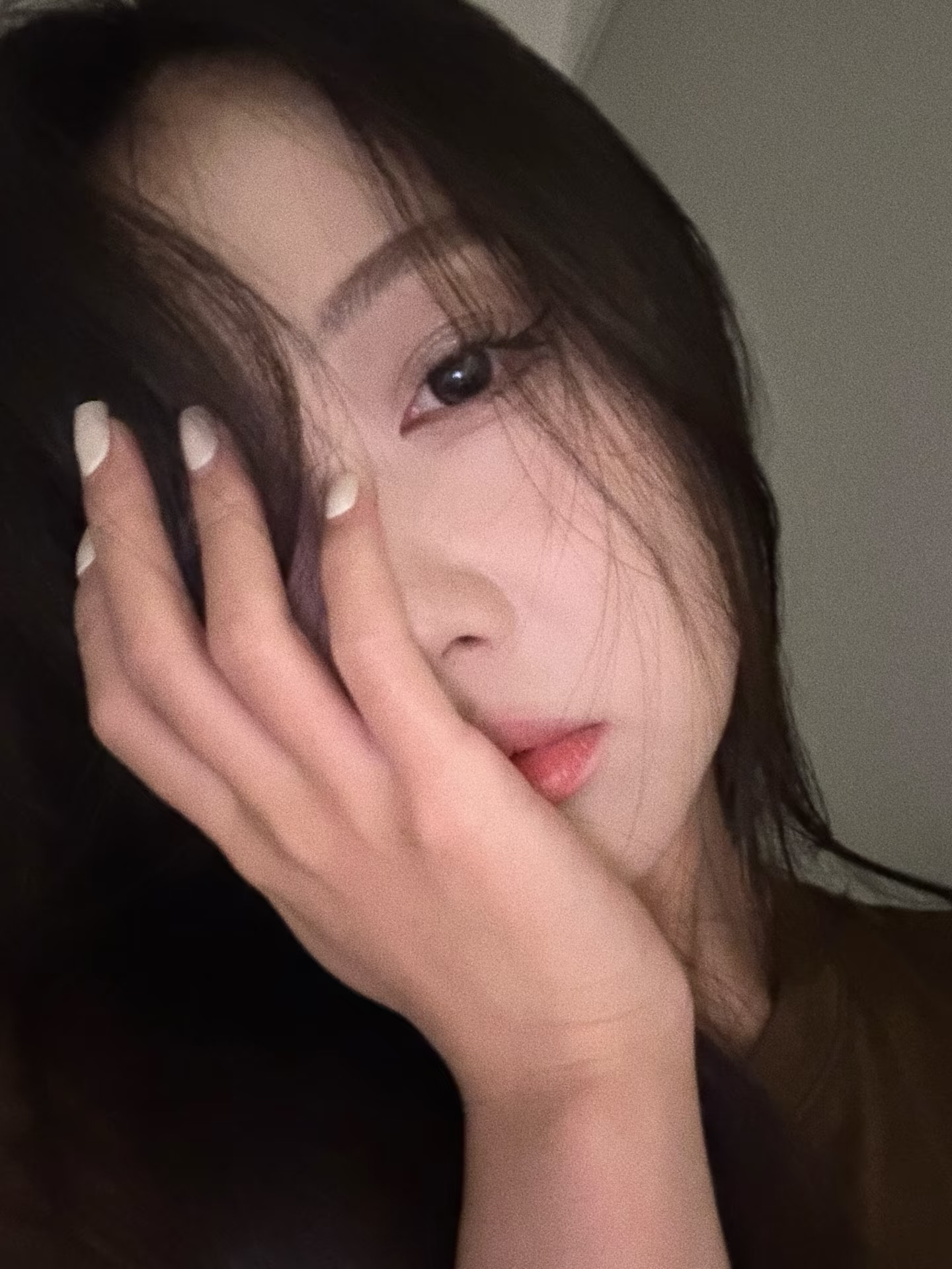 外面灯光通明但我要一个人在关着灯的房间