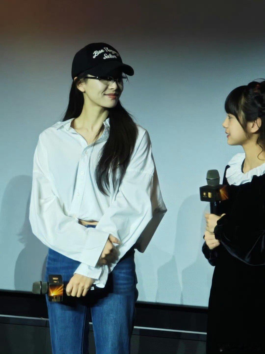 金鸡映后名场面来袭！宋茜因导演为友圆梦的真心加盟，演绎周芸这一高光角色。独立勇敢