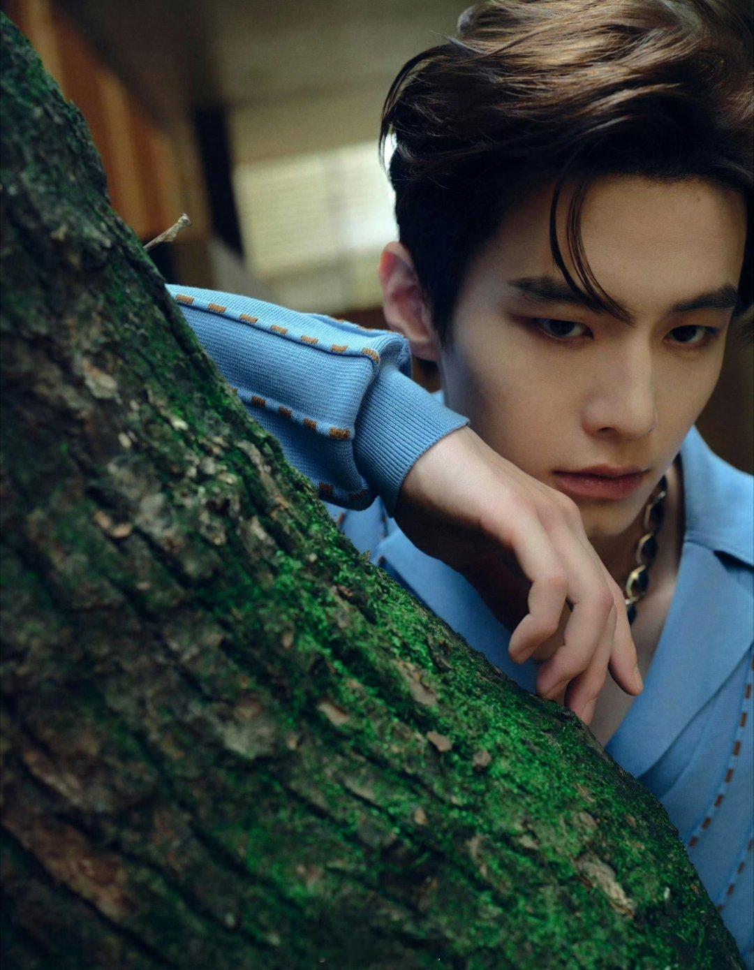 何与的粉丝直接在评论区永拒化妆师，这是对这个化妆师得有多不满意啊，才能这么大幅篇