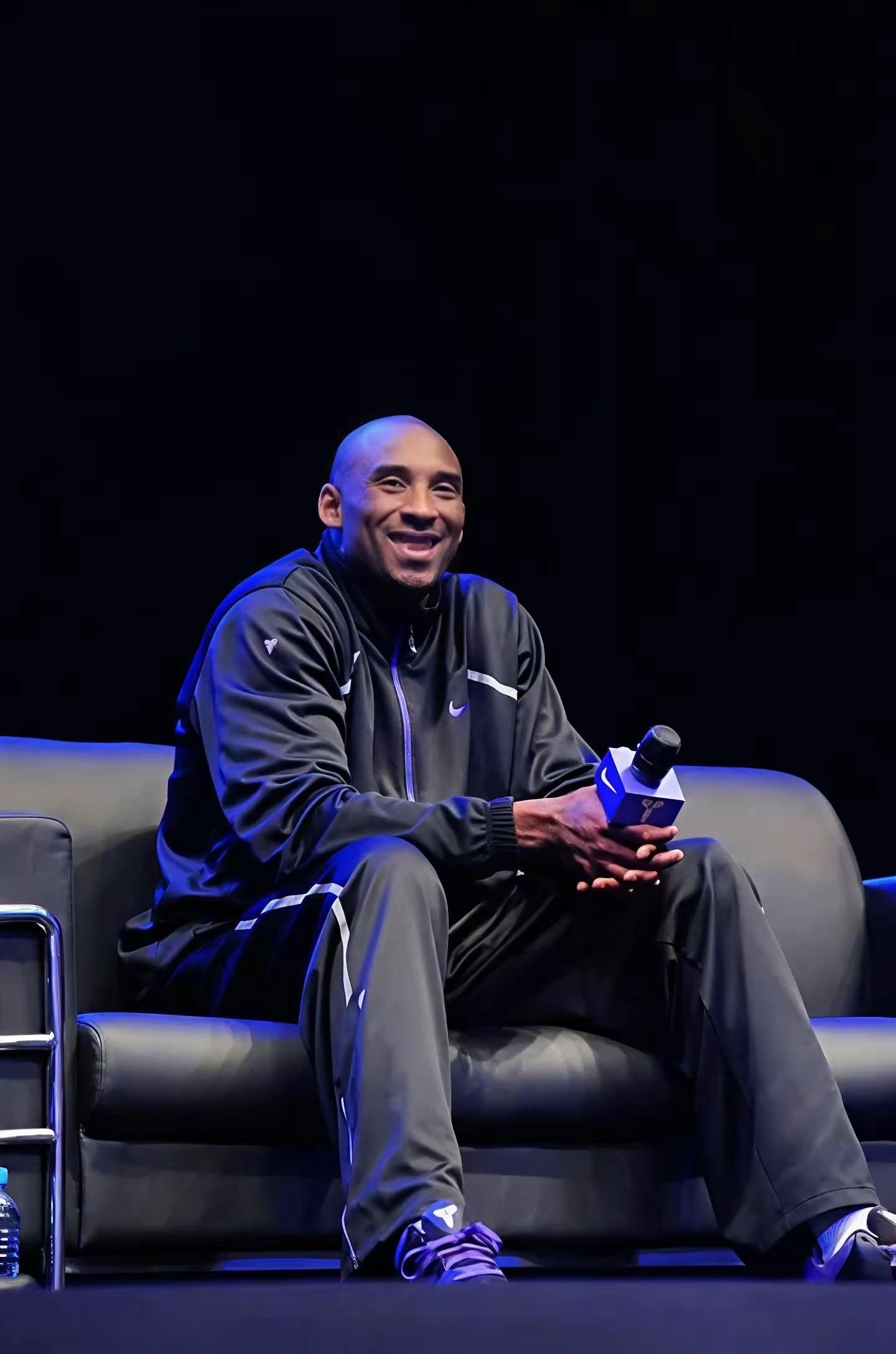 即使经历很多艰难困苦，依然积极面对生活；即使被嘲笑被冷落，依然选择坚持自己的梦想