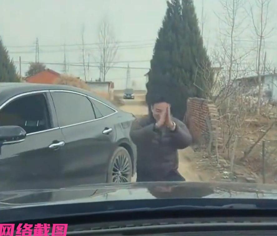 河南有男子过年开车回老家村里过年，这不一进村落，车前就有人拦车，男子抬眼一看这不