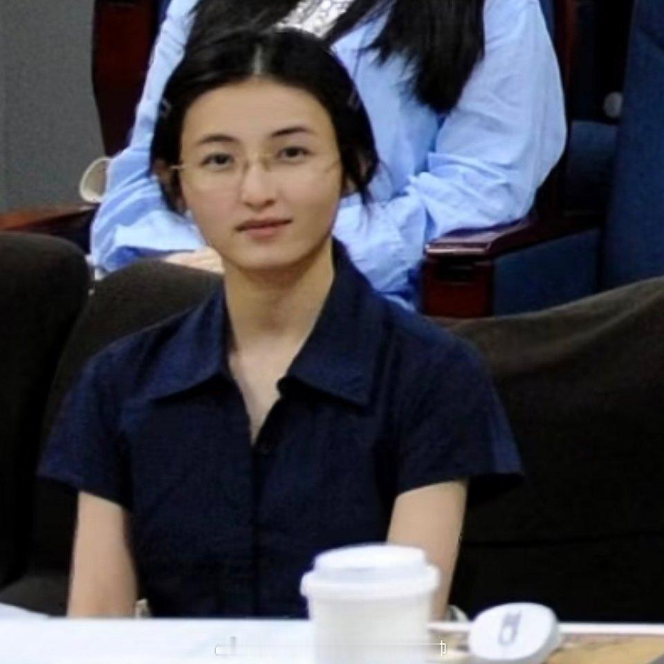 张子枫是严浩翔答辩老师好奇妙的感觉，感觉子枫变成浩翔答辩老师之后，莫名有股老师的