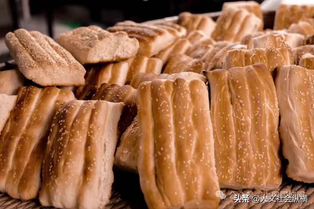 古镇上冈特别好吃的美味！
​刚出锅的草炉饼外焦里嫩喷香，掰开草炉饼夹上刚出锅的油