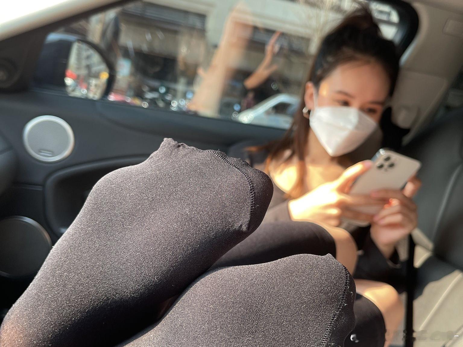 夫人在副驾驶喂你零食吃 ​​​