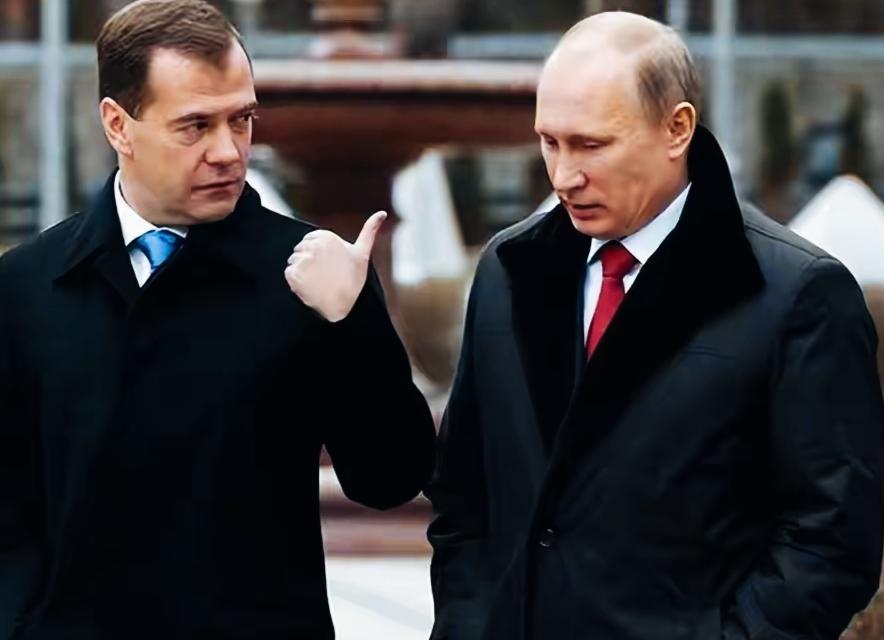 梅德韦杰夫看向普京斜视的眼神中包含着什么意思呢？
梅德韦杰夫和普京在讨论什么重要