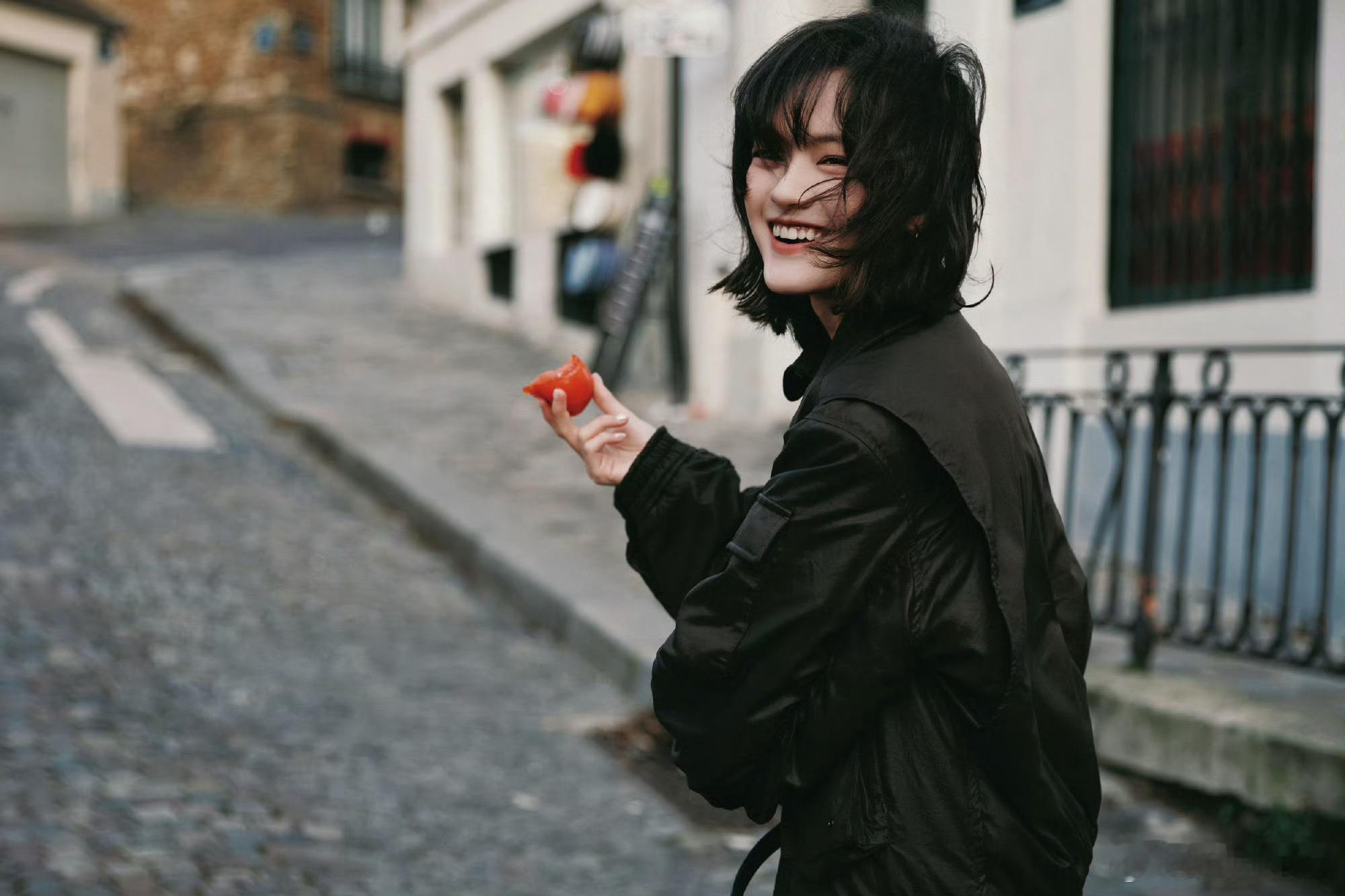 文淇的巴黎日常感大片，随性又自在，这种不费力的美谁看了不迷糊！文淇