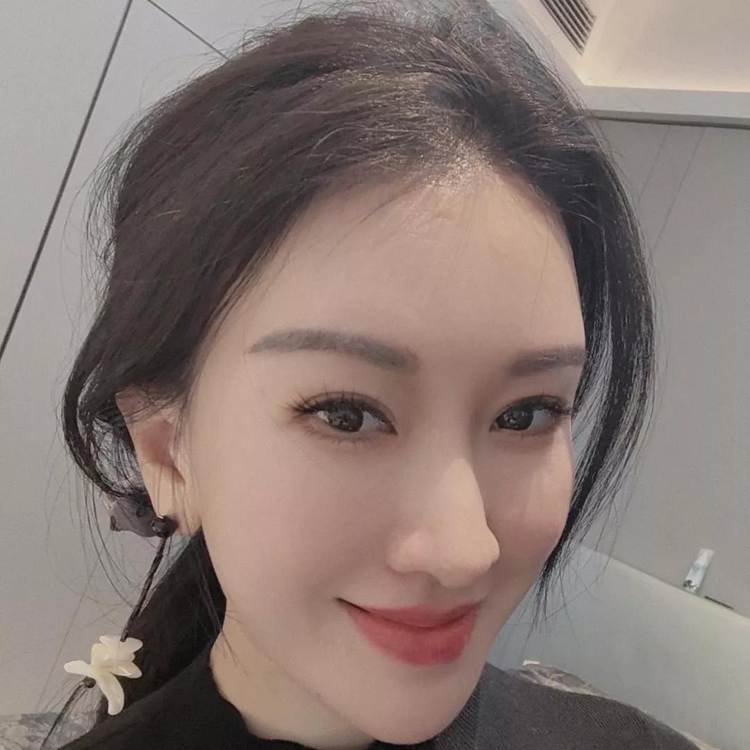 精致妆容，甜美笑容，元气满满的一天！