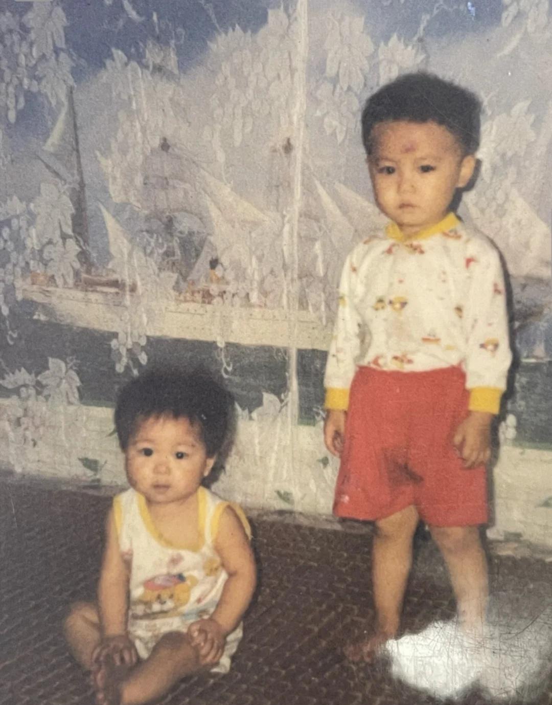 谁懂我的哥哥长得像某个明星！
抱歉成为标题党😭😭请问你们有无见过图一左边坐着