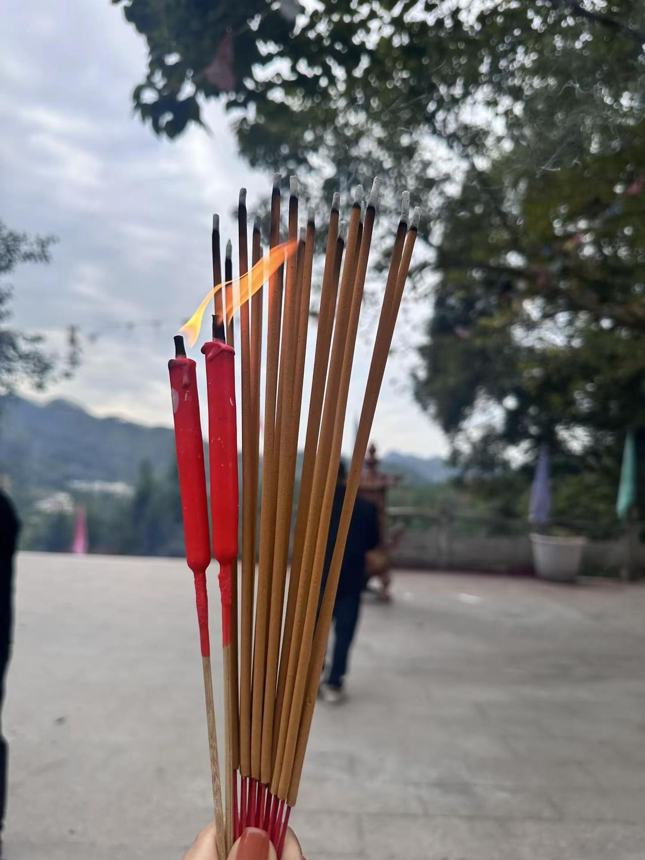 元宵元宵，祸患全消，借你高香敬神明，抚我心中意难平，唯愿神明知我意护我家人平安顺