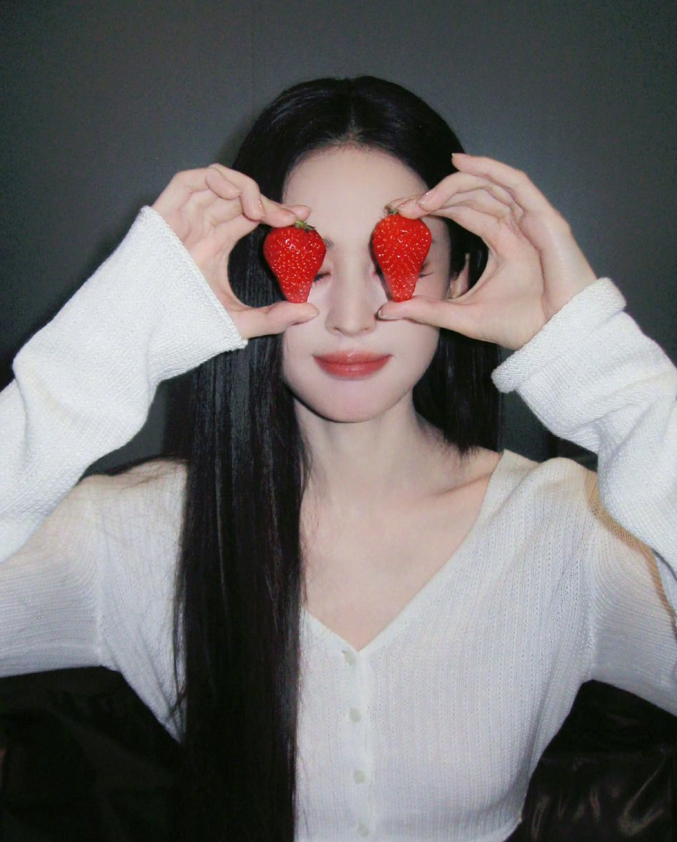 娜扎娜扎喂我吃草莓了娜扎