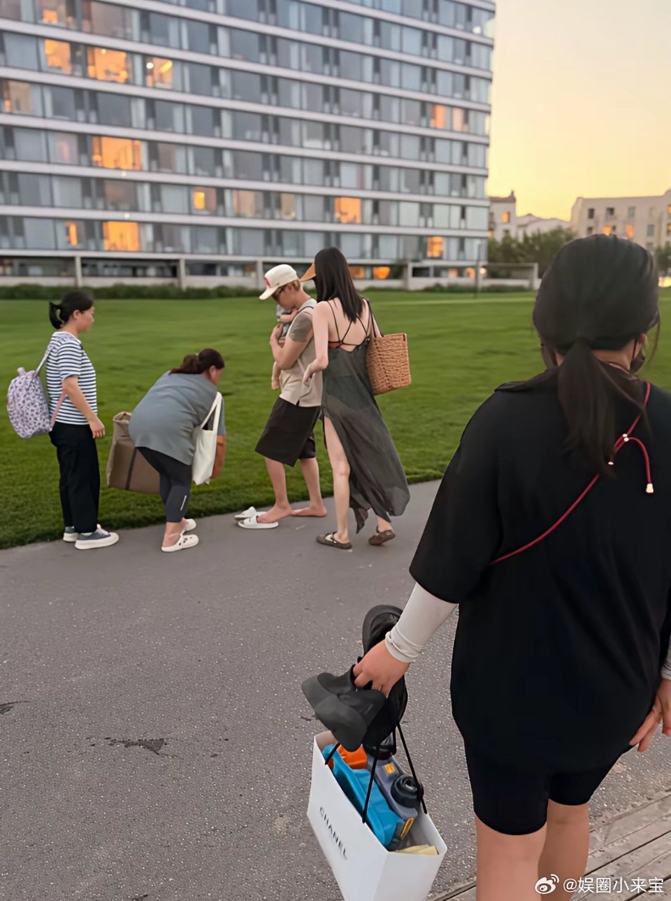 陈伟霆和何穗在阿那亚同框溜娃，何穗是真的白啊，这冷白皮真让人羡慕。穿着吊带开叉长