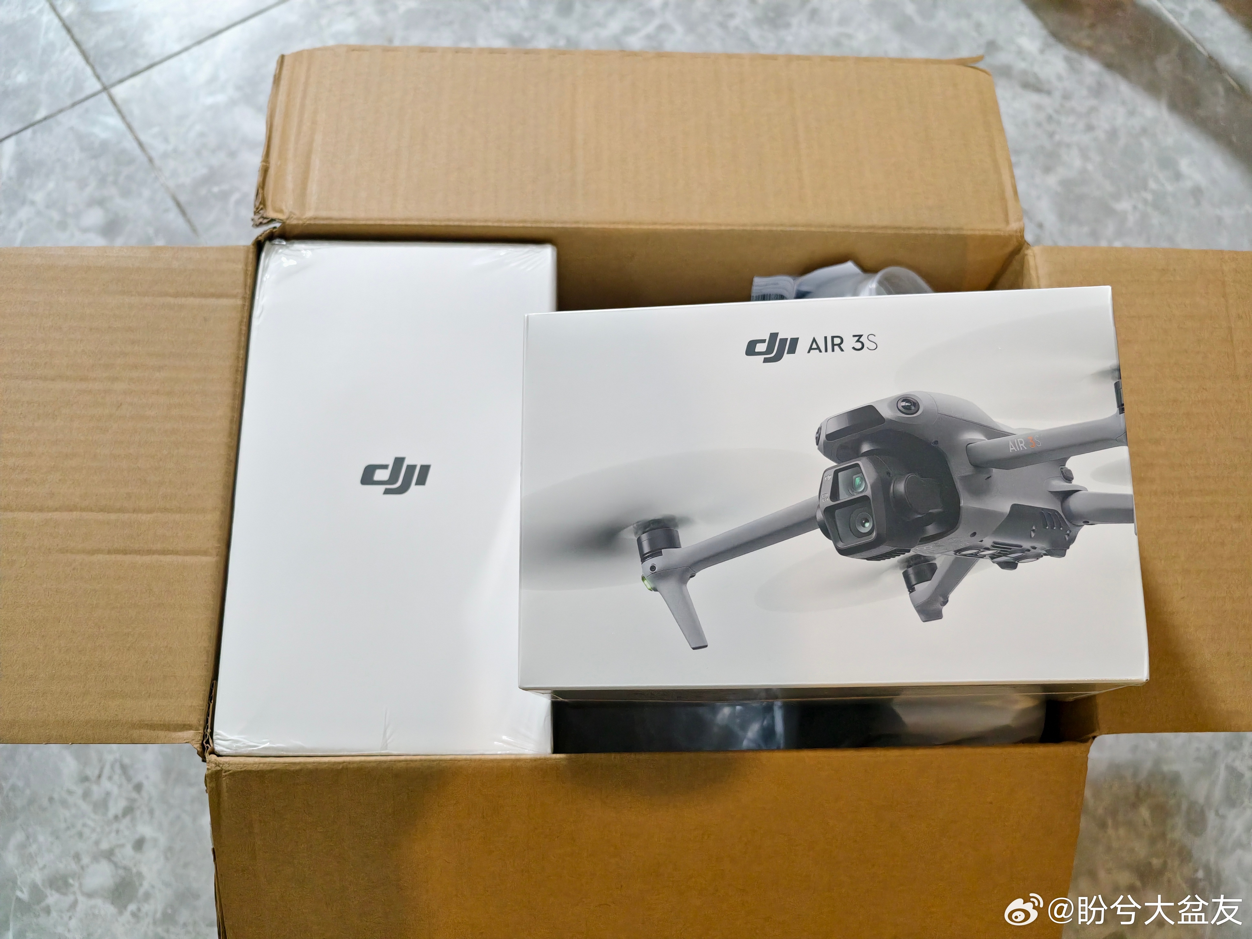 新玩具到了，可惜我就住机场附近没办法试飞！[doge]大疆air3s  ​​​