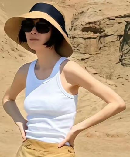 估计鲁豫穿的靴子里都是水，太奇葩了，8月在新疆的夏季在戈壁滩上穿靴子？

为什么