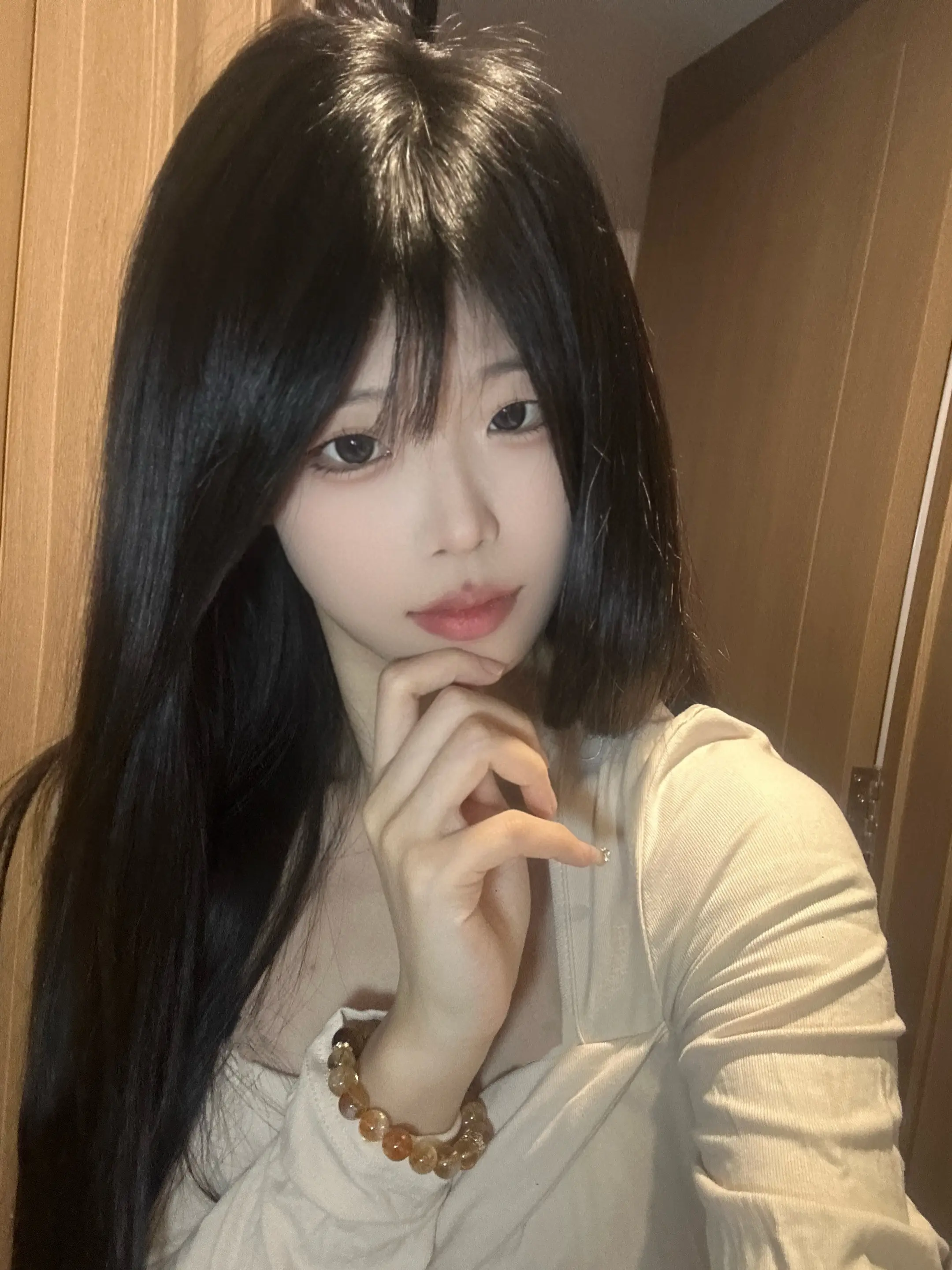 承诺说出口的瞬间  我想 你泛红的眼与片刻的真情都将永远 甜妹