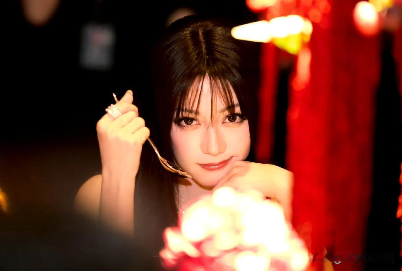 20日迪丽热巴释出的一组美图太绝了！

一头黑长直的她化身傲娇学姐，青春灵动得不