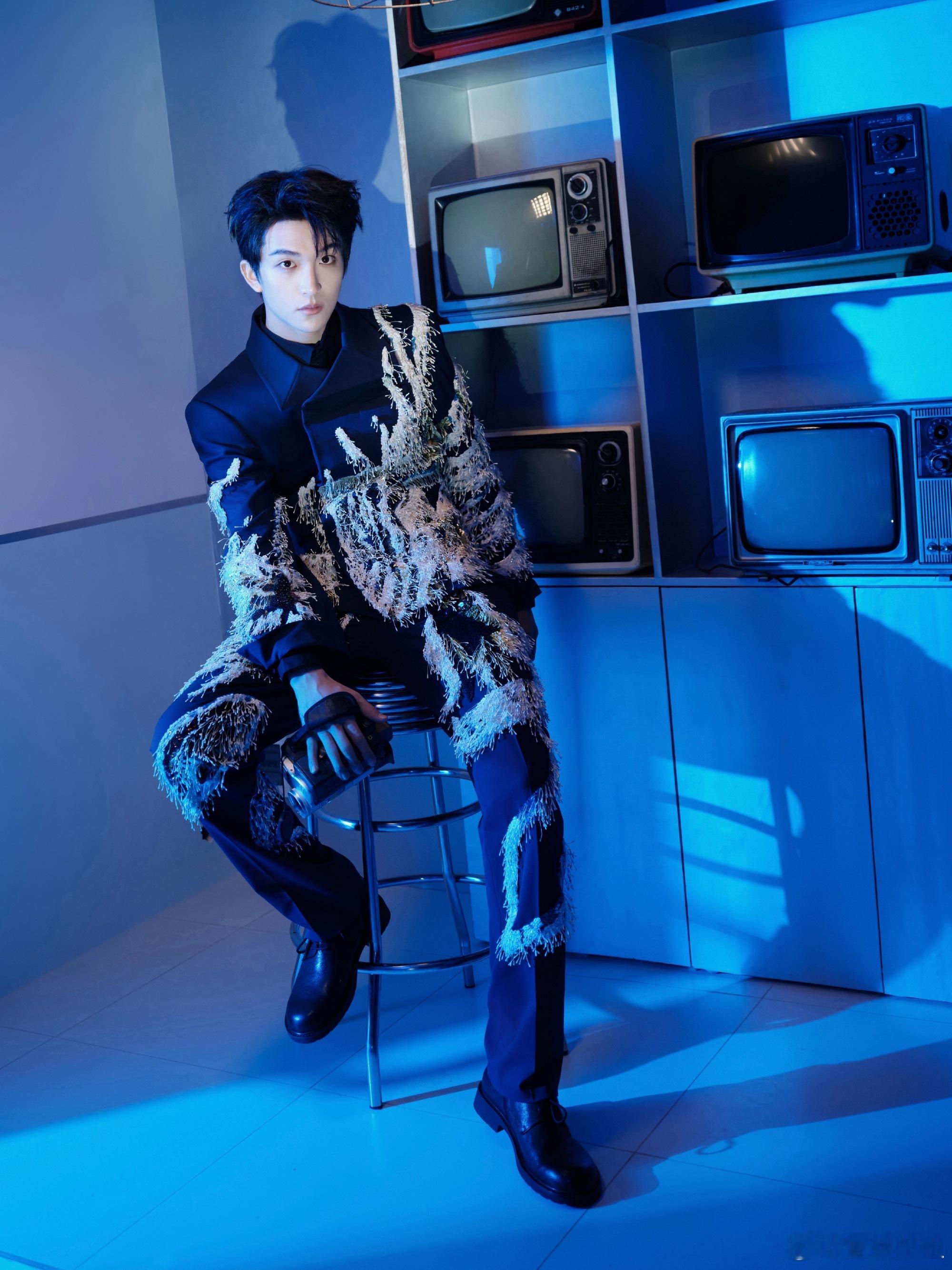 黄子弘凡深蓝流光高定是深海，也是宇宙。黄子弘凡把光影穿在身上，每一步都踏在审美巅