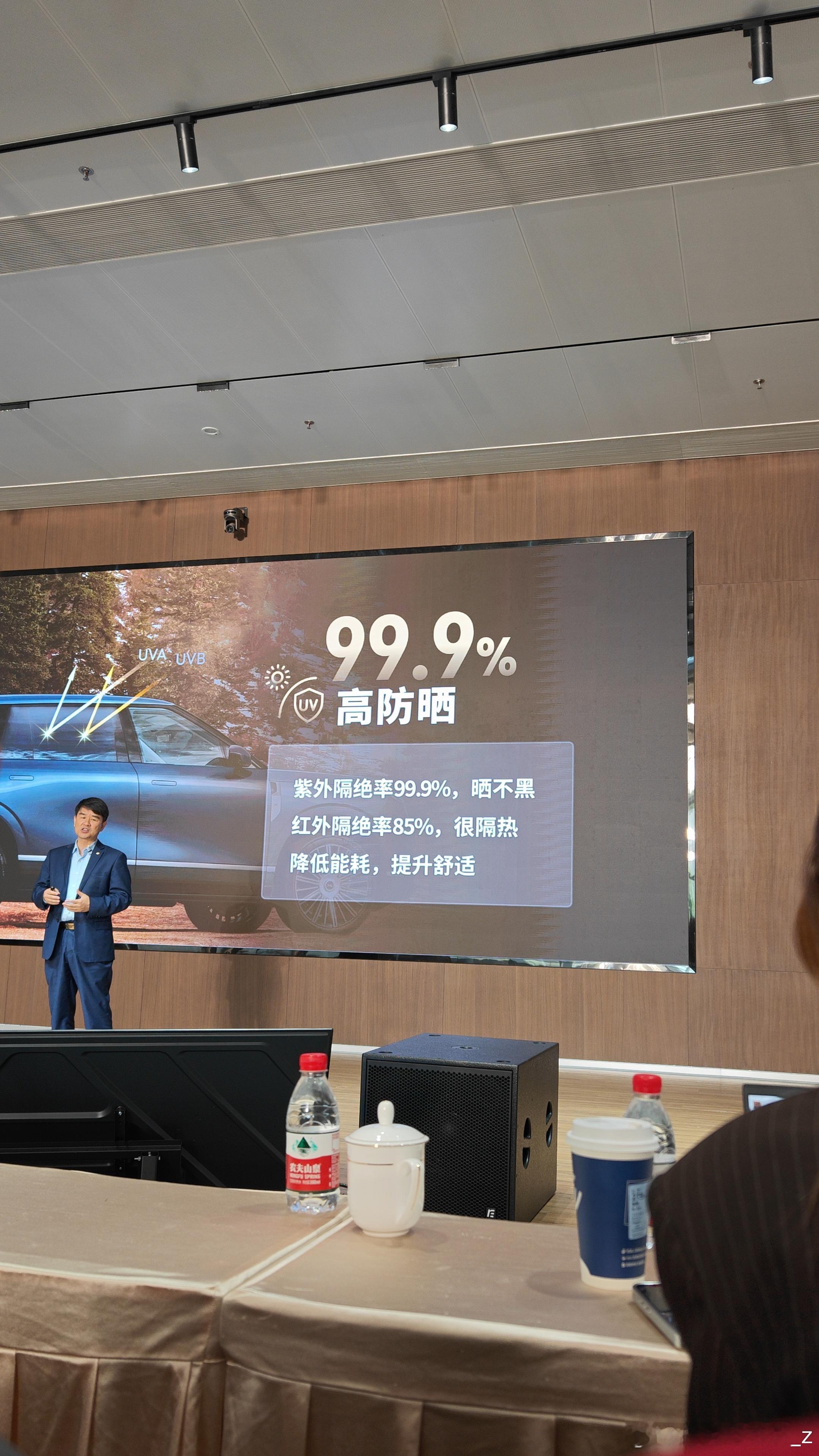 小鹏与福耀强强联手，为小鹏GX量身打造了全新的AI智能调光隐私玻璃！1.搭载LC