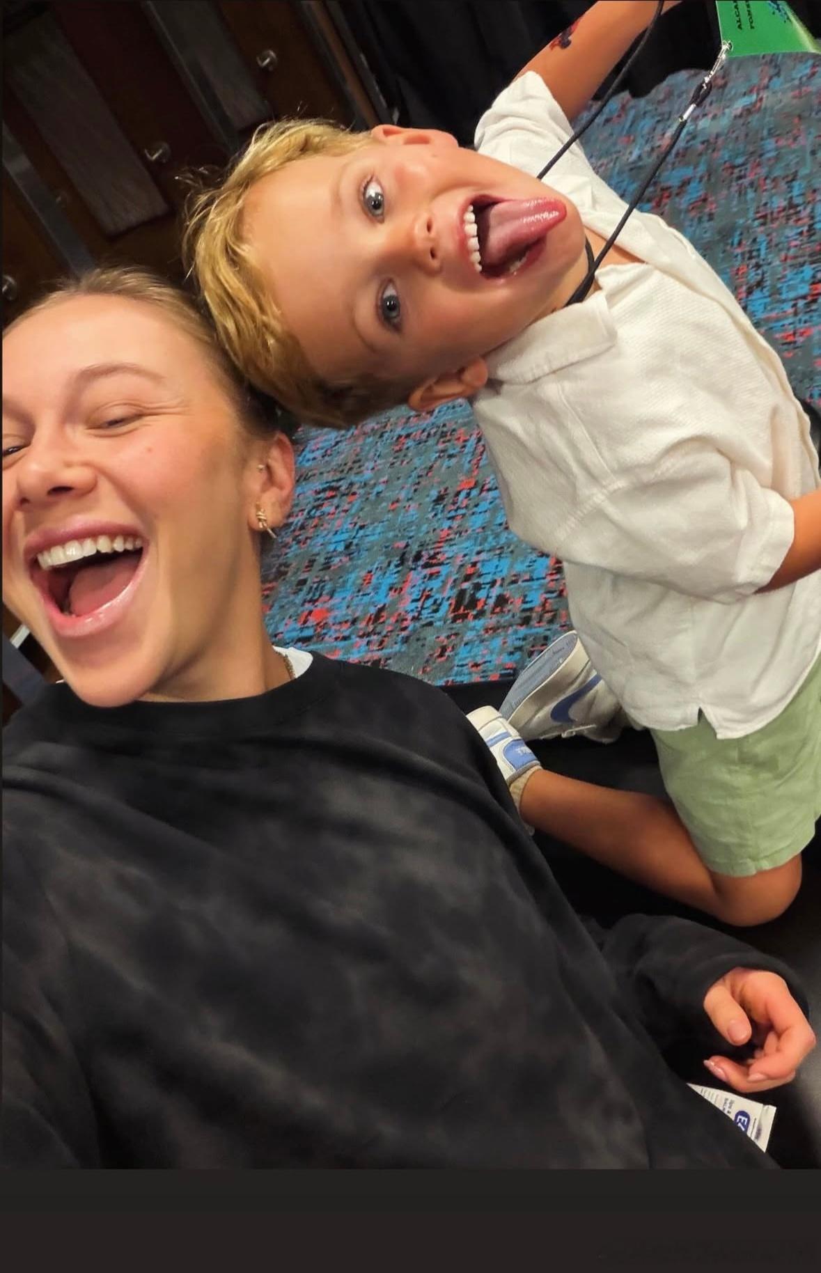 阿尼西莫娃回到了迈阿密，在家门口打表演赛（今晚这场在MLB迈阿密马林鱼主场打）A