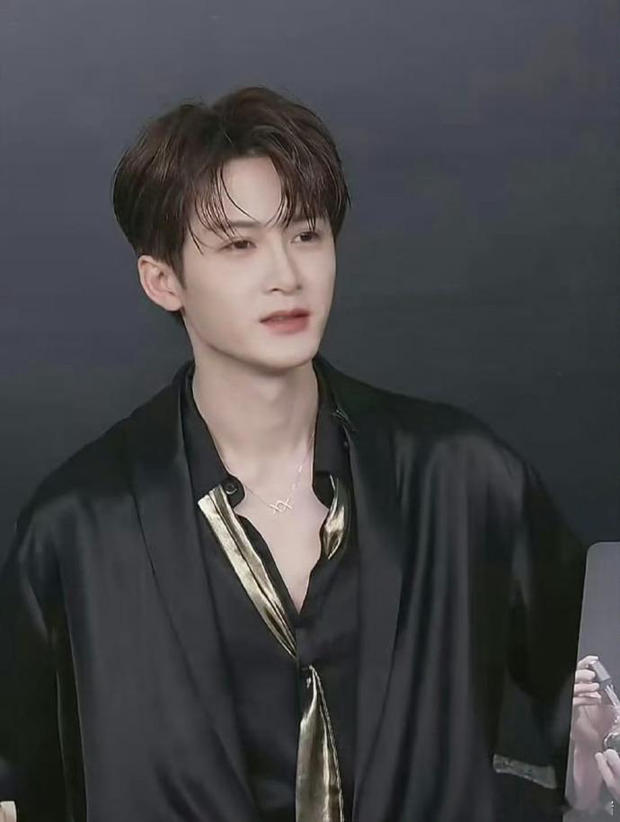 今晚直播的男明星们檀健次 丁禹兮 侯明昊 ​​​