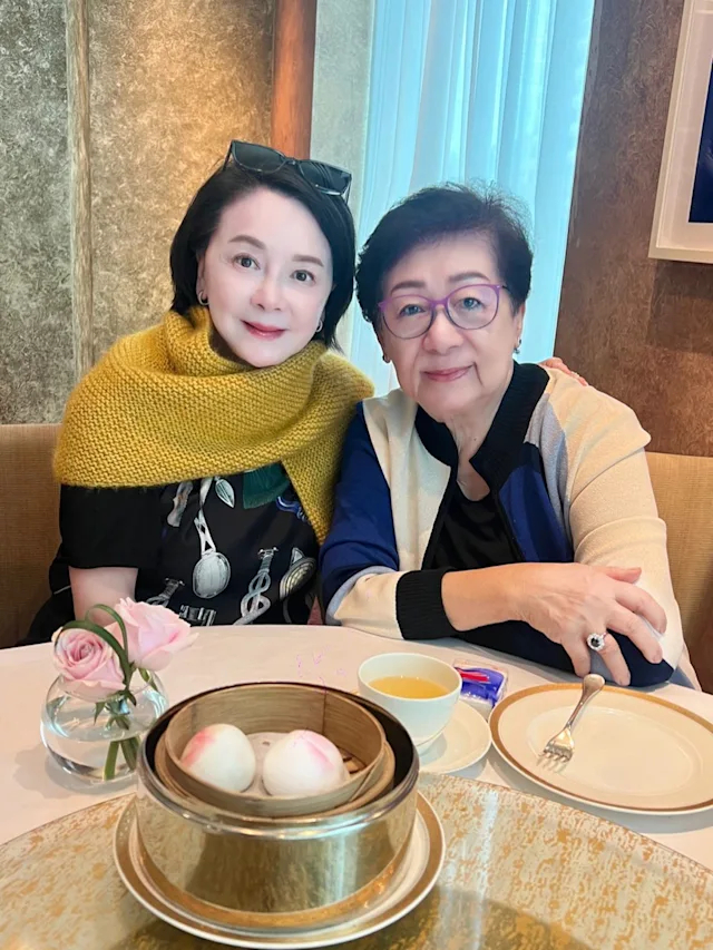 香港资深媒体人查小欣公开她与梁朝伟86岁的母亲合影。梁妈妈气色很好，神情温和而清