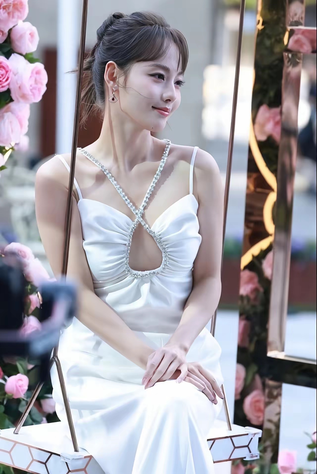 张嘉倪的经历，给天下女生们都提了个醒。找对象可以找自己喜欢的，也可以找条件好的，