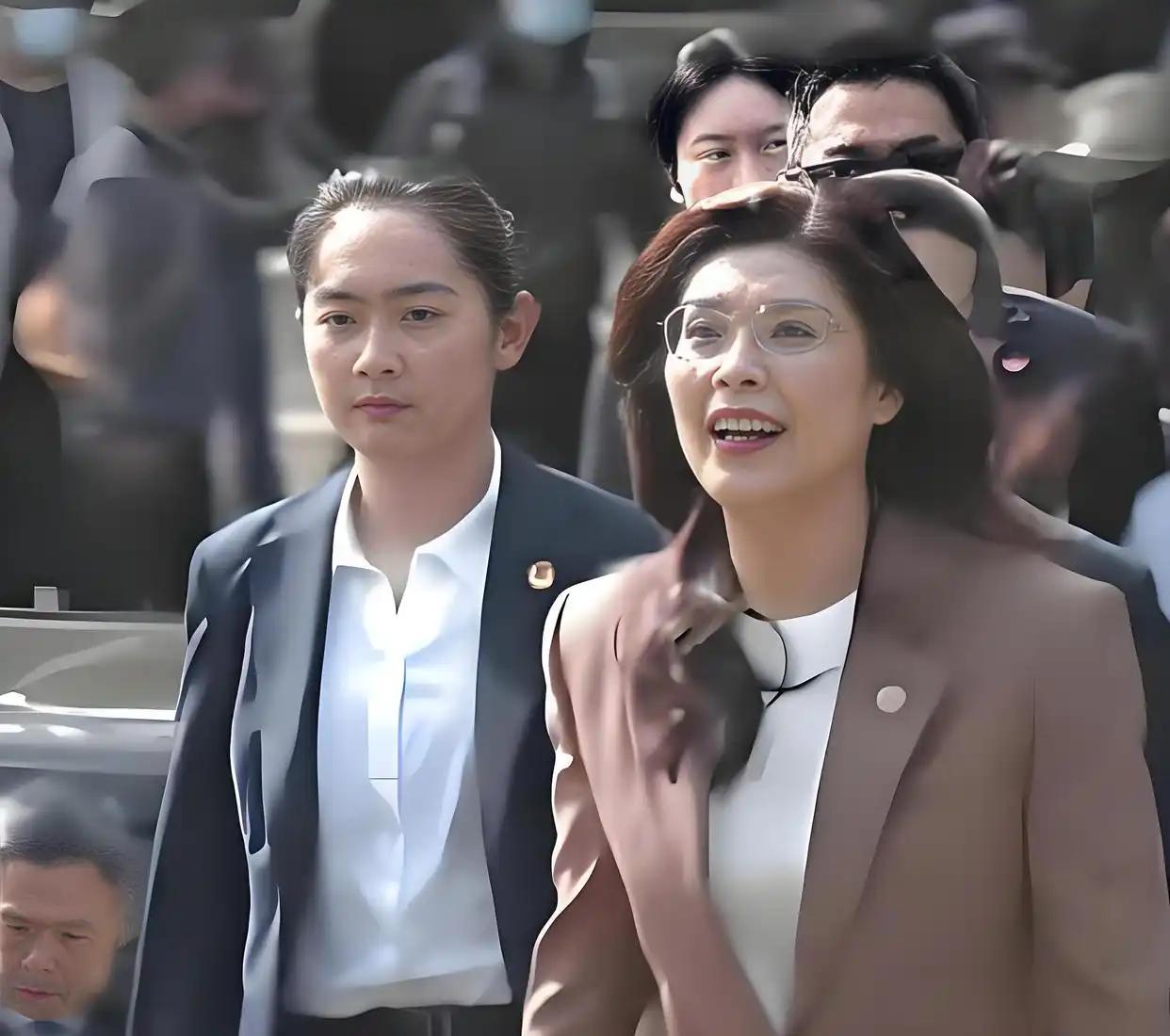 郑丽文说这次大陆行回来，最让她记忆深的不是行程内容，而是一路陪同的安保人员。
 