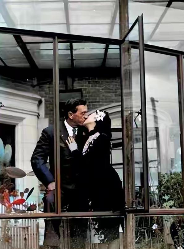 陈纳德将军和新婚妻子陈香梅在玻璃花房里，留下了那个世纪之吻！镜头中54岁的飞虎将