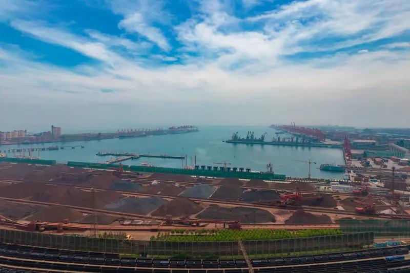 2025 年宁波舟山港太牛了，货物吞吐量突破 14 亿吨，成了全球首个“14 亿