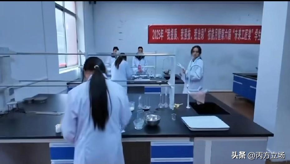 贵州中医药学校，办学32年了，高度重视实训教学，配备完善护理实训设施，实操与理论