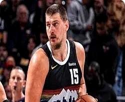 威少的历史第一三双王，真要被约基奇抢走了。

新赛季才打了15场比赛，约基奇就拿