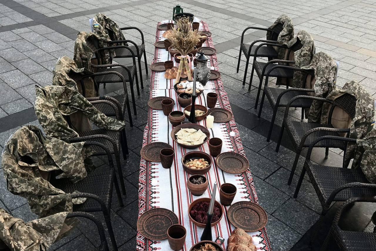 利沃夫在象征性的圣诞餐桌上纪念乌克兰战俘和失踪士兵 