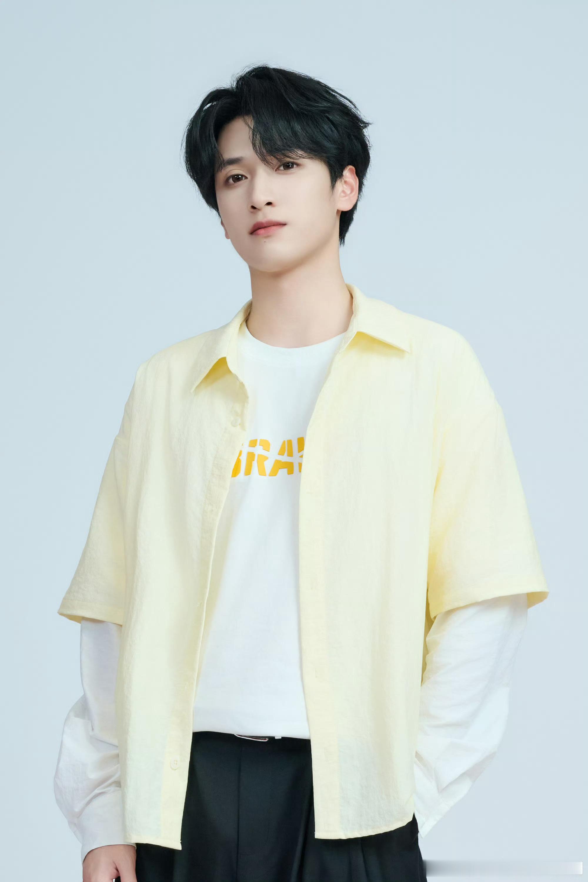 严浩翔从小跟了撕名牌奔跑吧撕名牌承载满满童年回忆，严浩翔透露儿时常常和好友一同游