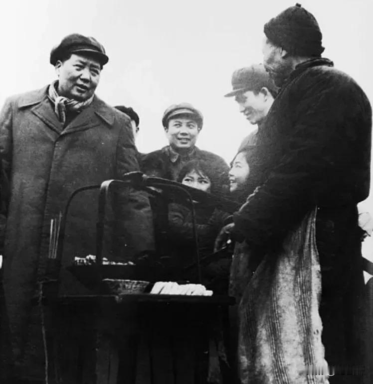 1957年，毛主席视察武汉，得知王盛荣只是建筑局里的一个副处长时，当即下令：“提