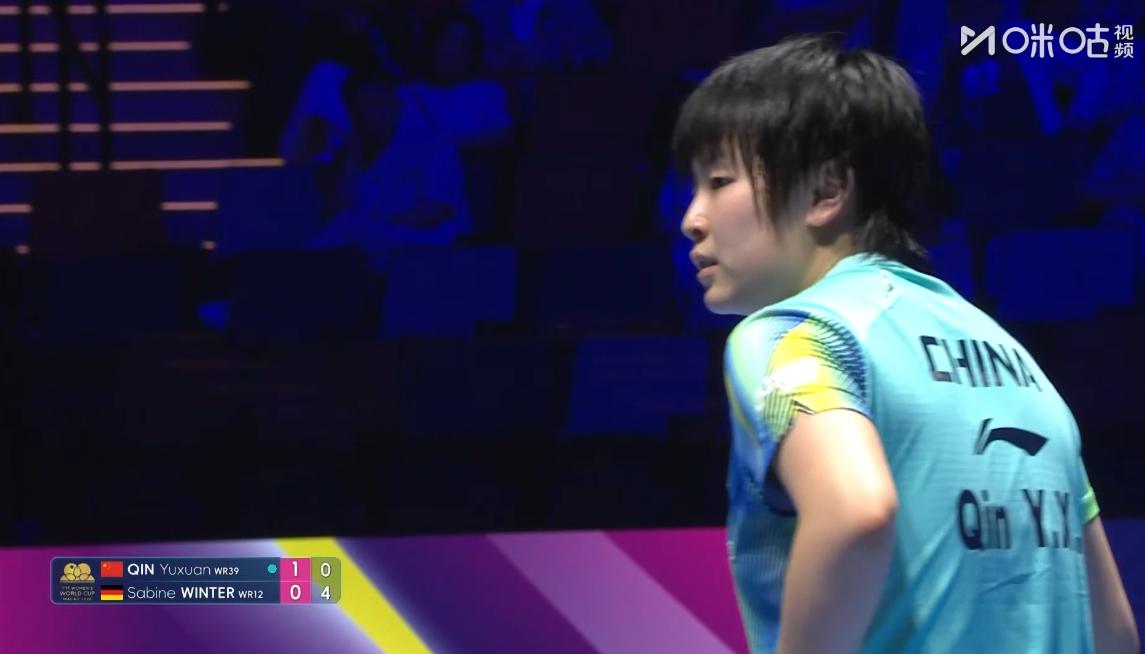 邱贻可跟覃予萱讲的战术被全球直播了，国乒的秘密越来越少了，
邱导给小蘑菇的战术是