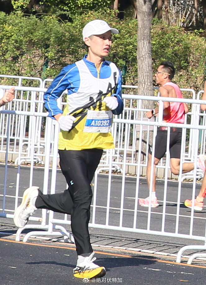 海淀马拉松出圈的长袖长裤哥何逸飞在2026北京马拉松跑出PB……但似乎没什么波澜