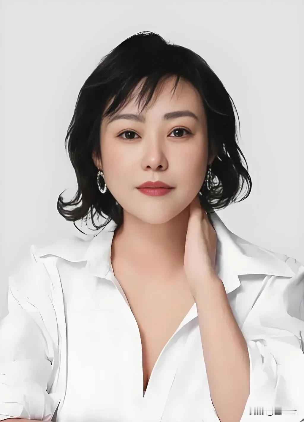 演员应该去直播带货吗？郝蕾说：“我不主张演员去搞直播带货，不能哪里有钱就往哪去，