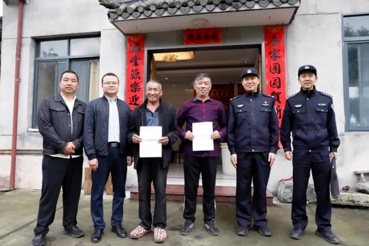 100斤野猪咬住邻居，60岁老汉抄起锄头就冲！

浙江松阳，一头野猪突然扑倒王大