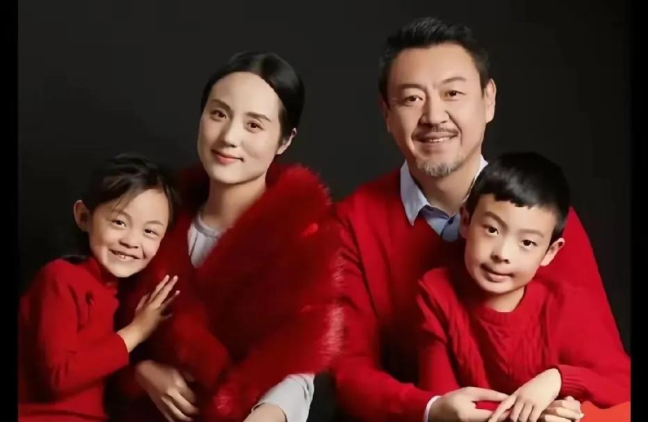 歌唱家哈辉与主持人杨柳组成的一家四口，生活幸福而温馨。他们的一双儿女乖巧又可爱。