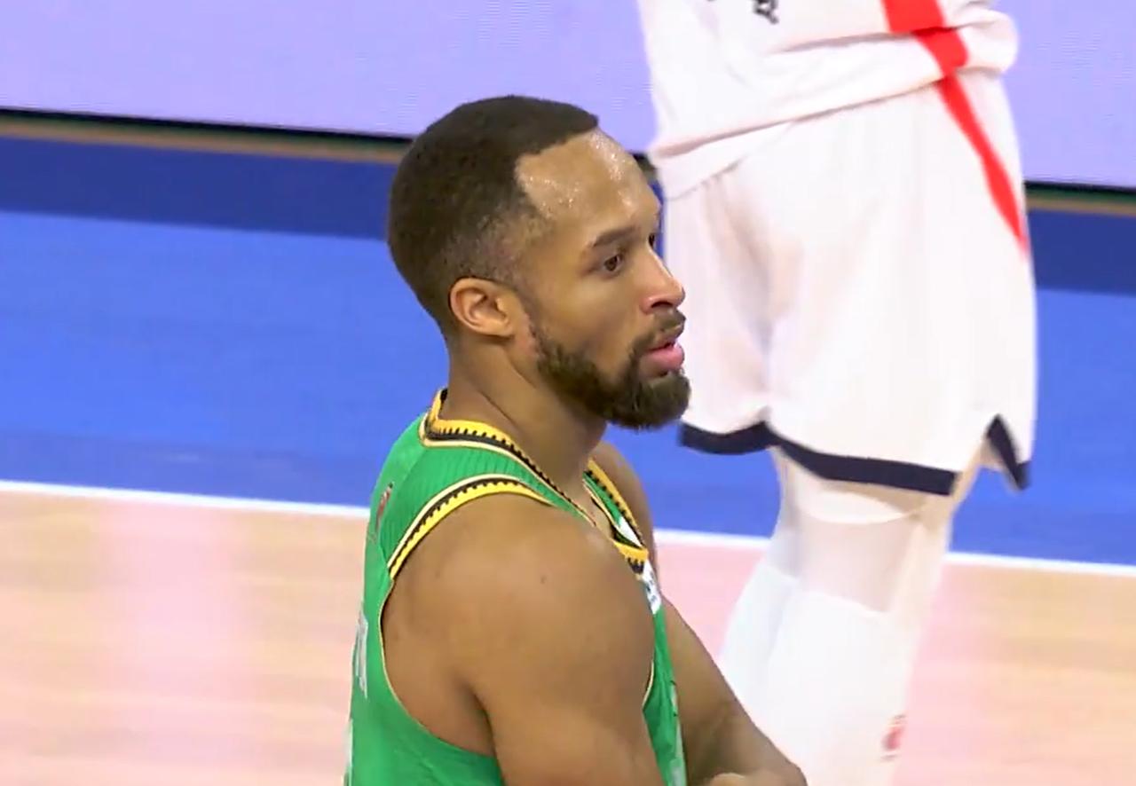 不甘心！很难过！布朗非常希望留在辽宁队，把老婆和孩子都带到了沈阳生活……
昨晚，