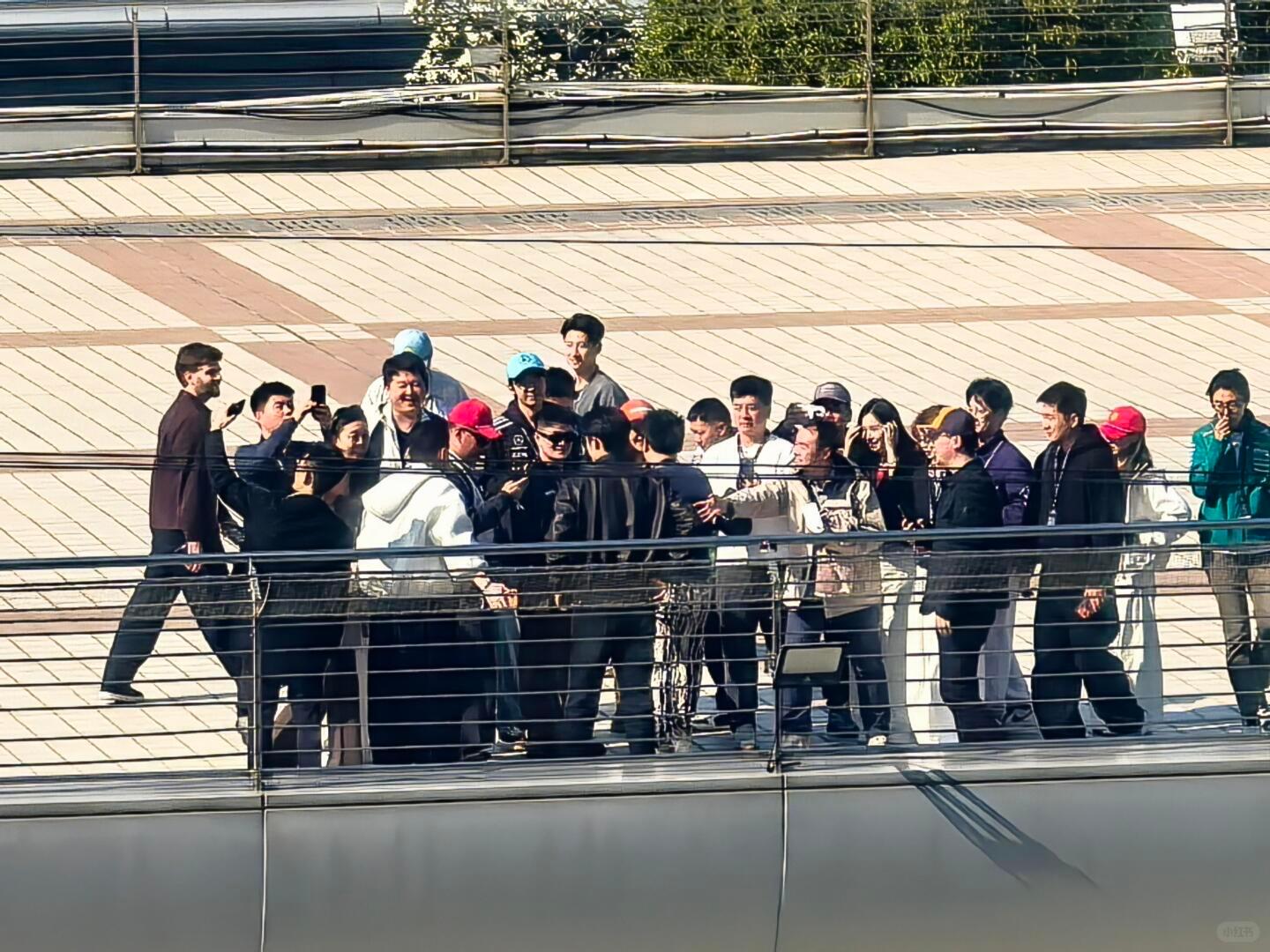 以前总有人酸溜溜说黄景瑜的受众是下沉市场，沉默市场，这次F1围场观赛走到哪儿都被